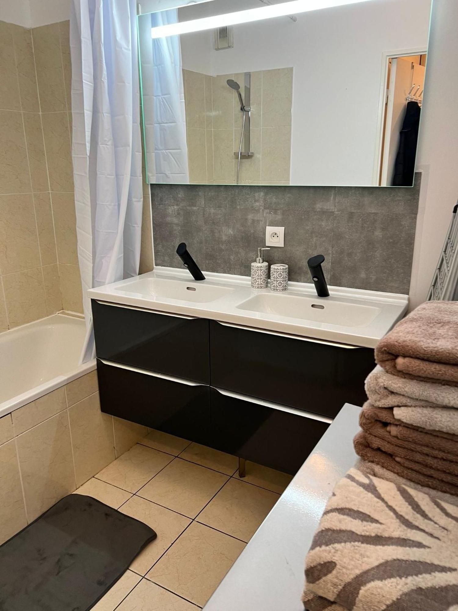 Appartement 5Min Gare Rer Disneyland Paris Val D'Europe La Vallee Village Parking Inclus Montevrain Ngoại thất bức ảnh